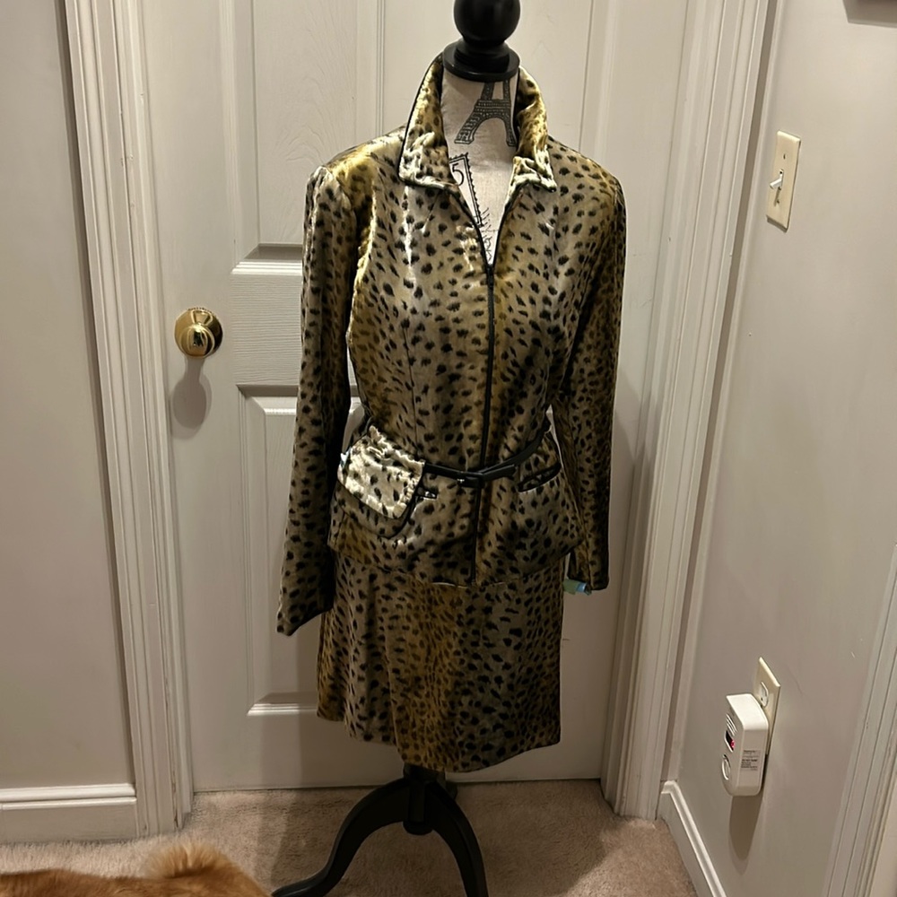 Fully lined 2 piece Velvet Leopard skirt suit!